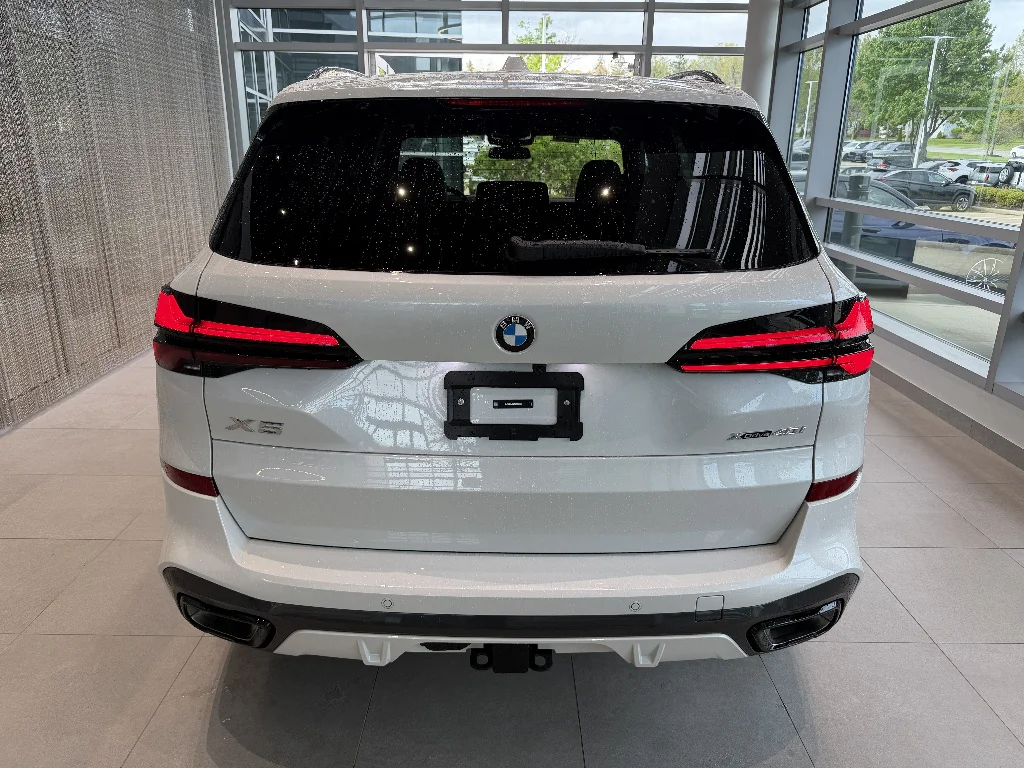 New 2026 Mineral White Metallic BMW xDrive40i image 5
