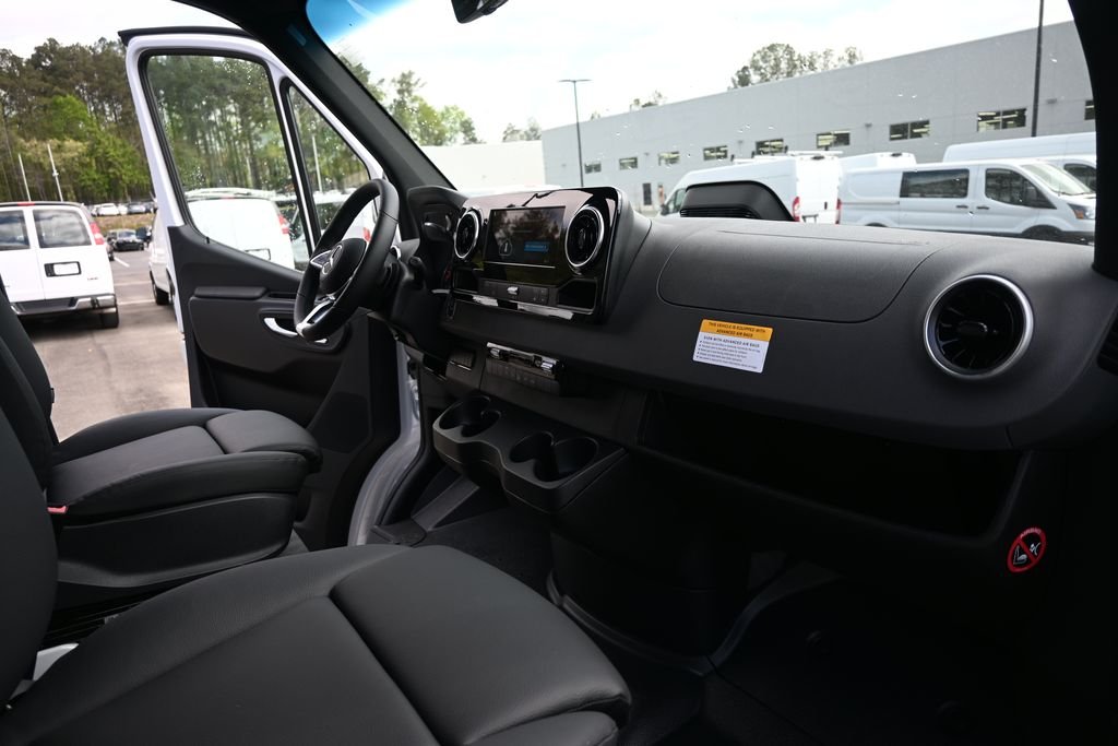 Used 2026 Arctic White Mercedes-Benz Cargo 170 WB image 19