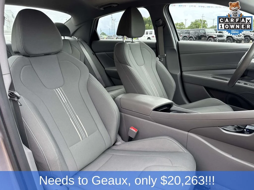 Used 2025 Silver Hyundai SEL Convenience image 24