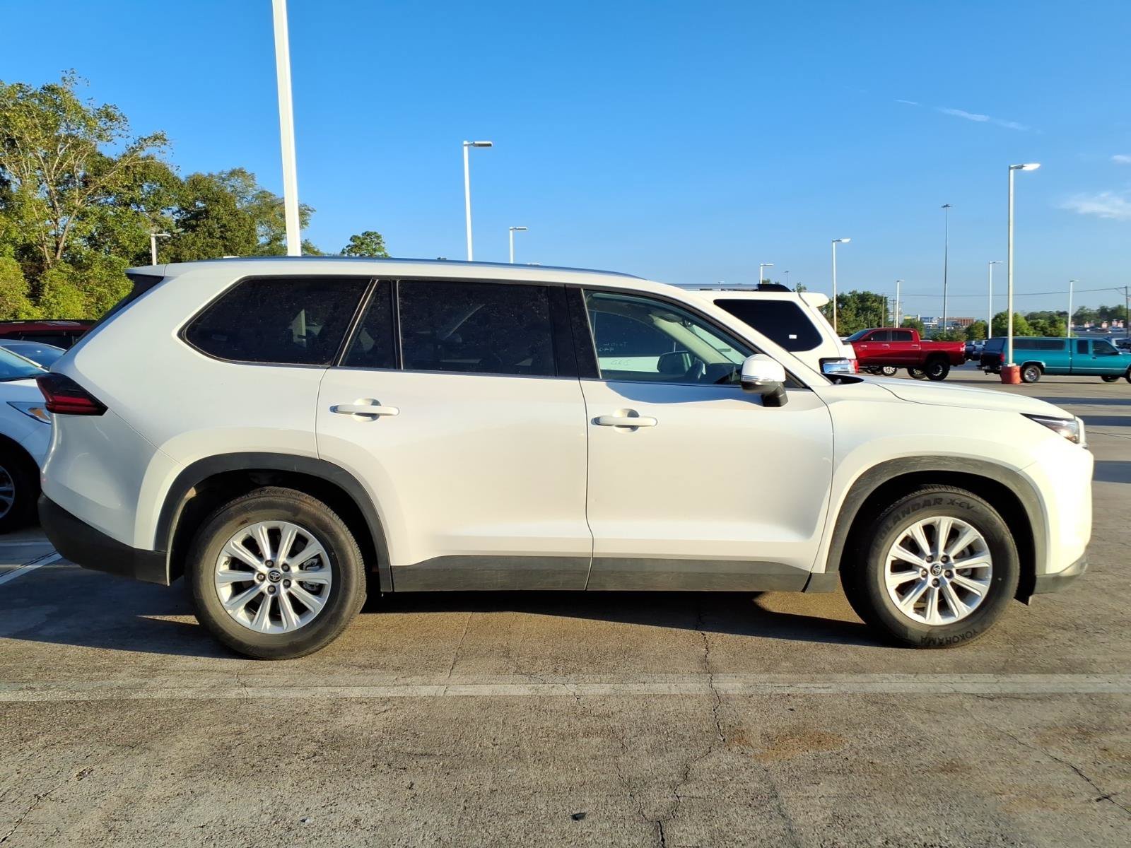 Used 2025 Pearl Toyota XLE image 8