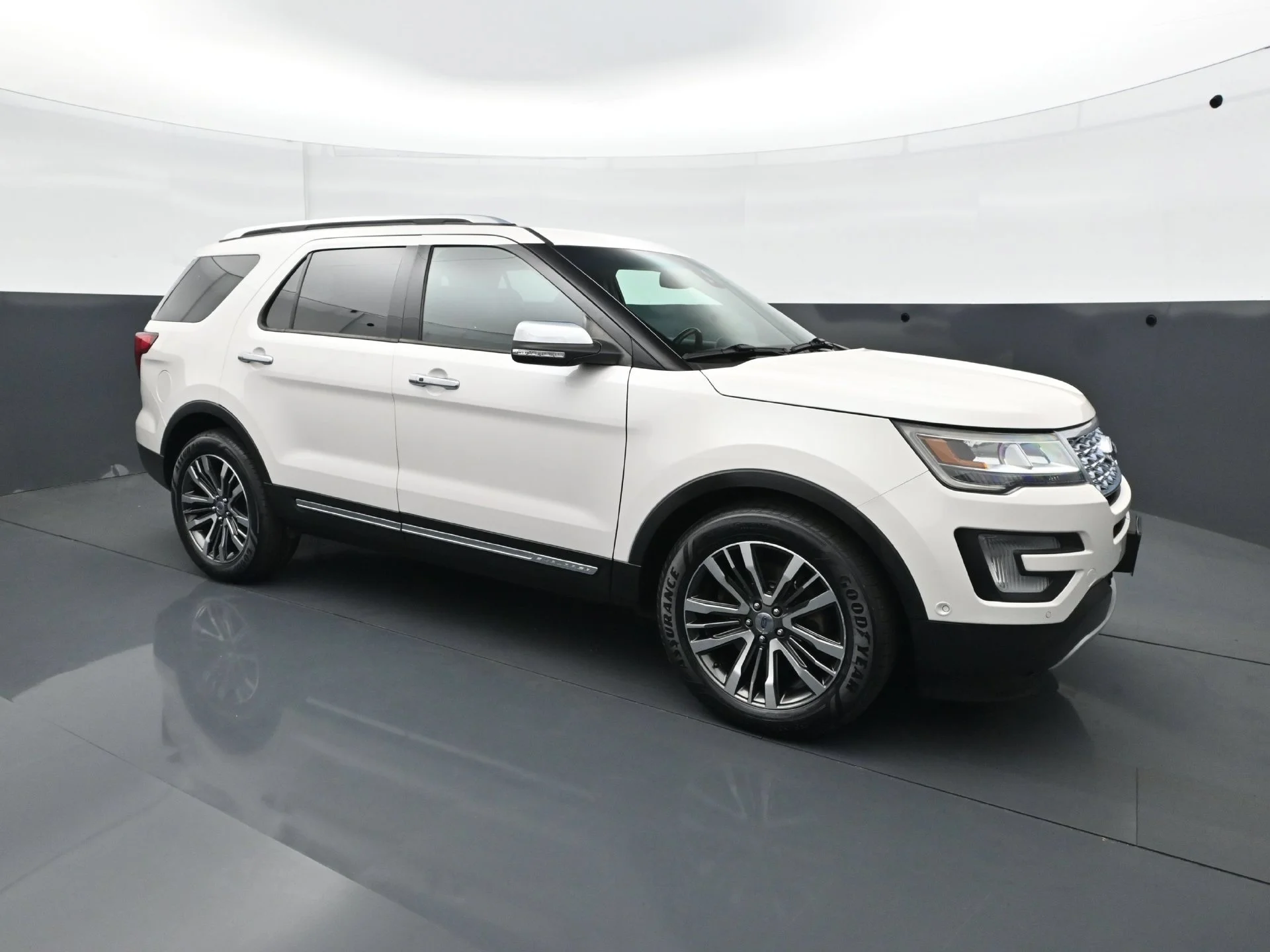 Used 2017  Ford Platinum image 10