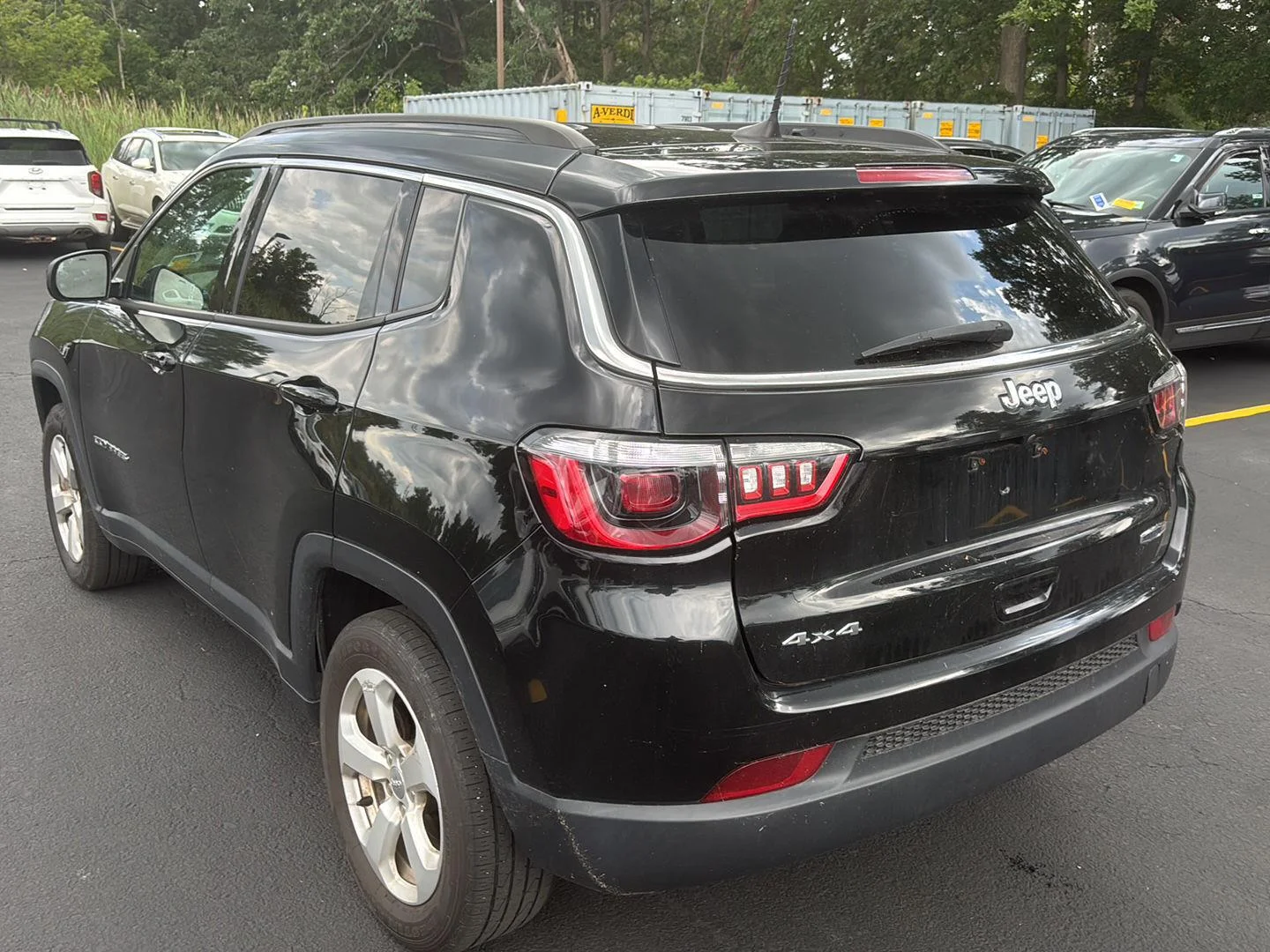 Used 2021 Diamond Black Crystal Pearlcoat Jeep Latitude image 4