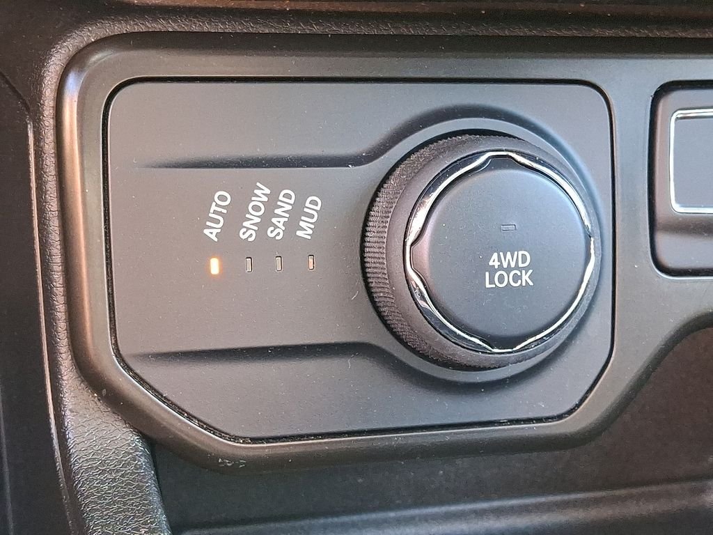 Used 2023 White Jeep Latitude image 23