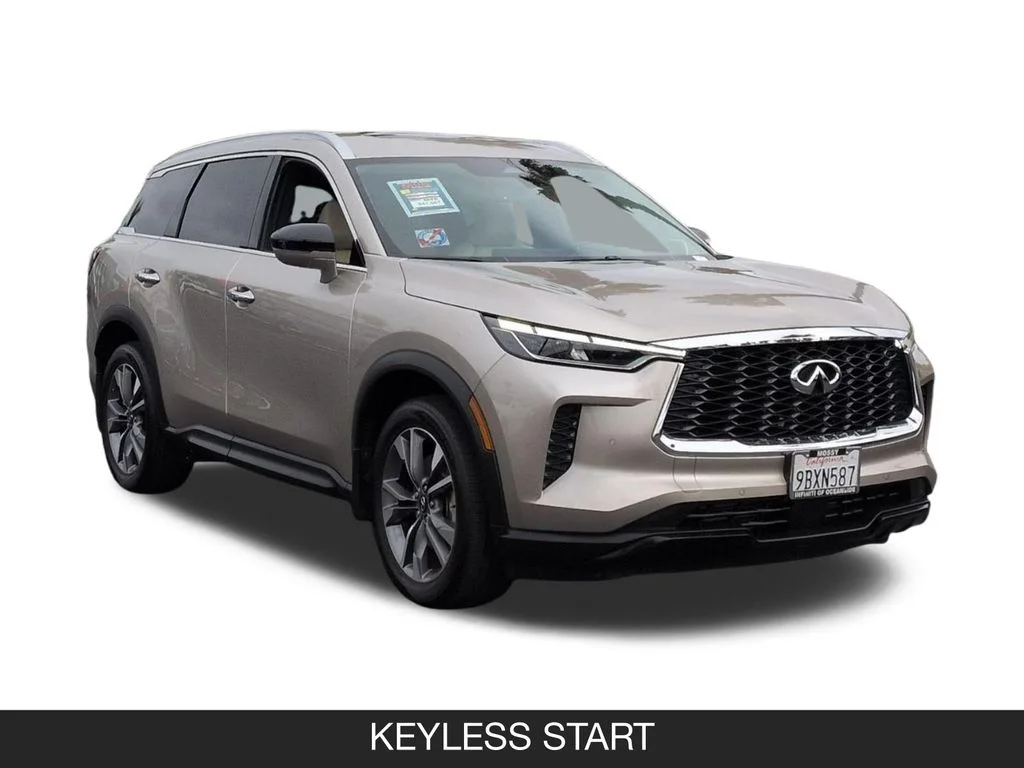 Used 2025 Silver INFINITI LUXE image 2