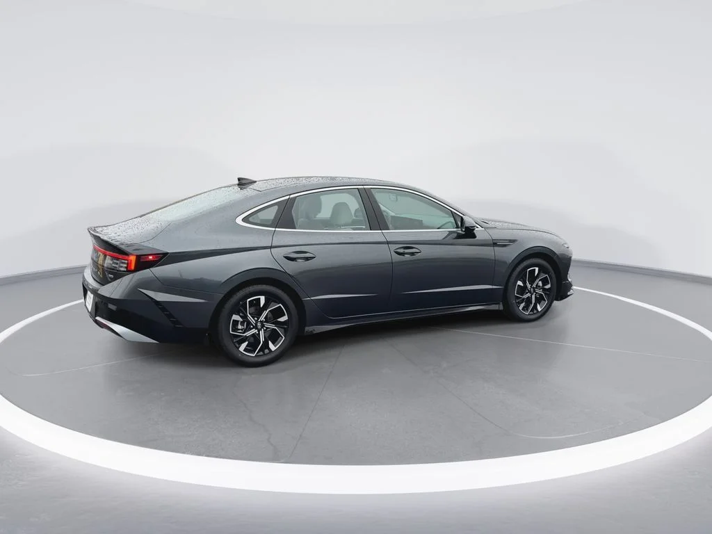 Used 2025 Gray Hyundai SEL image 8