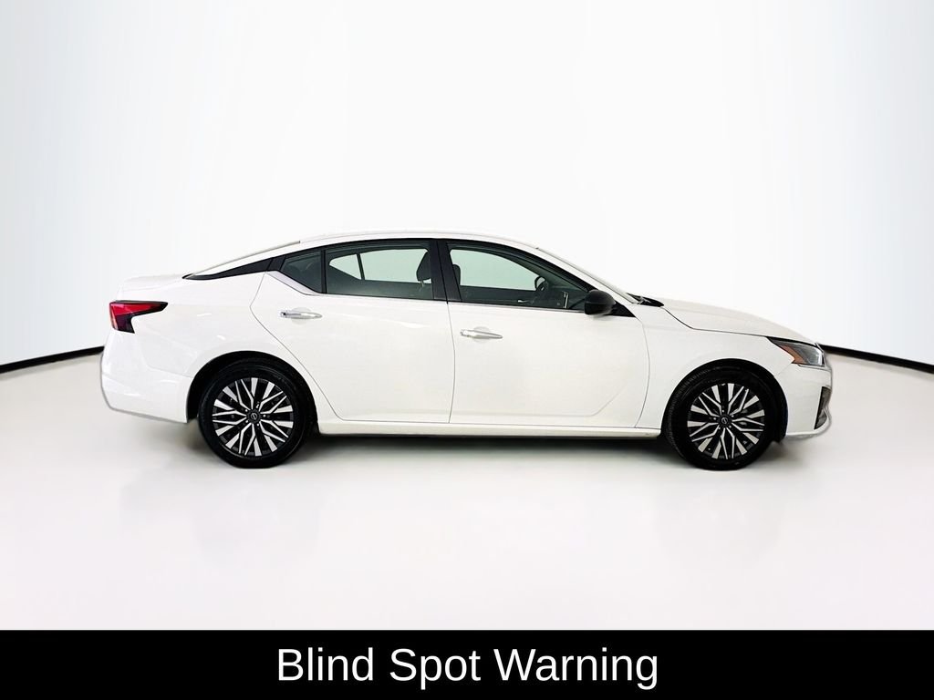 Used 2025 Glacier White Nissan 2.5 SV image 8