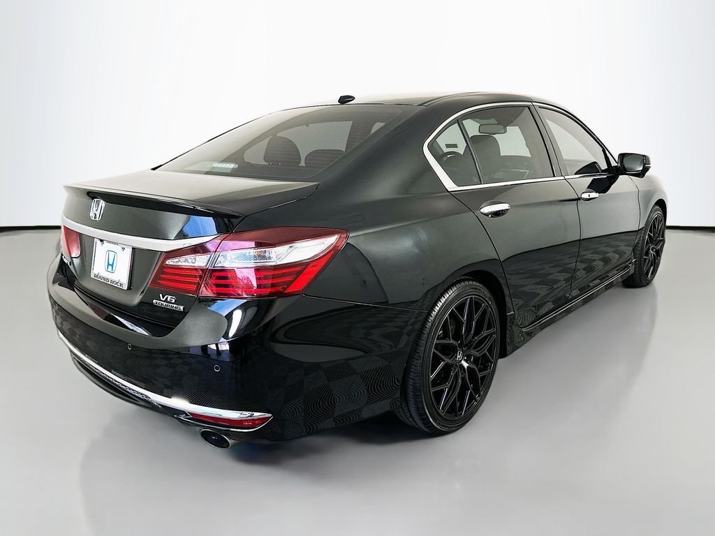 Used 2017 Crystal Black Pearl Honda Touring image 5