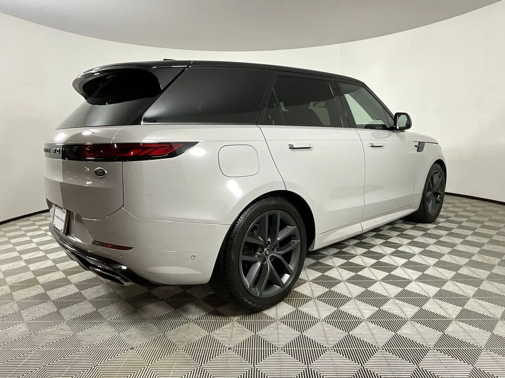 Used 2023 Gray Land Rover SE Dynamic image 4