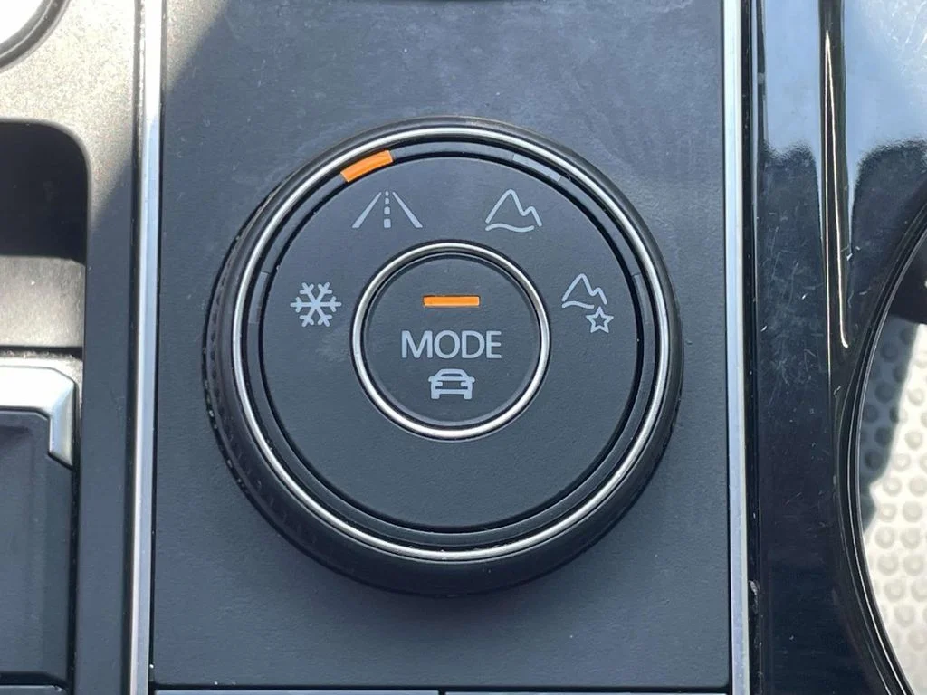 Used 2019 Black Volkswagen SEL image 34
