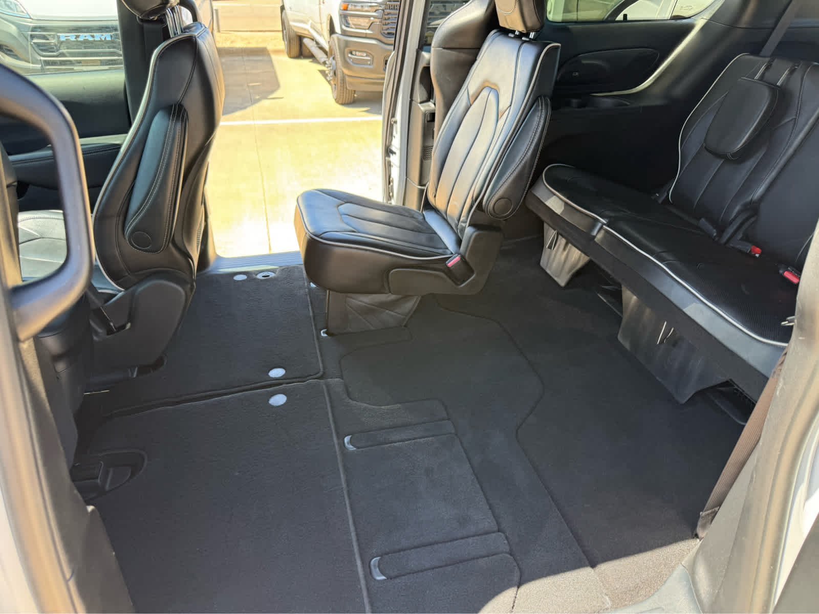 Used 2025 Bright White Clearcoat Chrysler Limited image 12