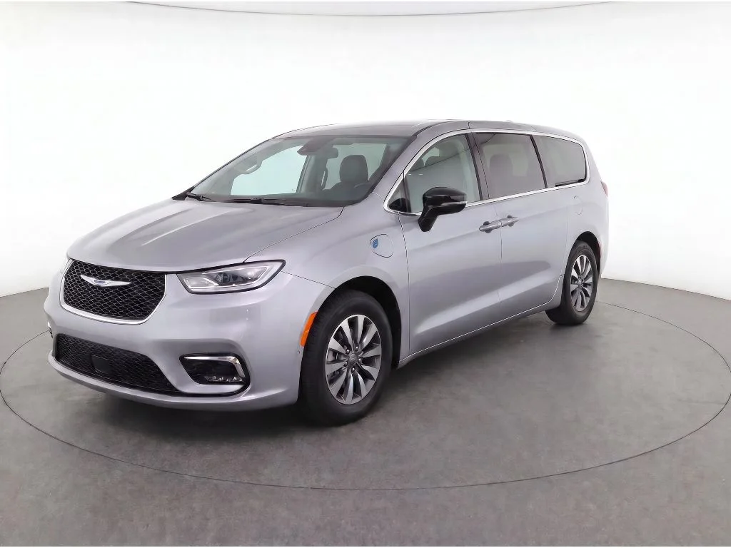 2024 Chrysler Pacifica Hybrid Select PHEV's photo