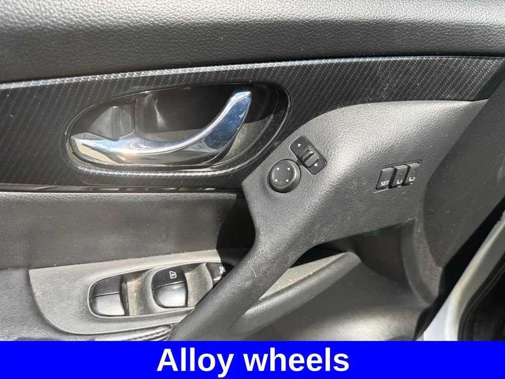 Used 2017 Silver Nissan SL image 18