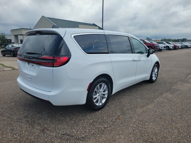 New 2027 Bright White Clear-Coat Paint Chrysler Select image 22