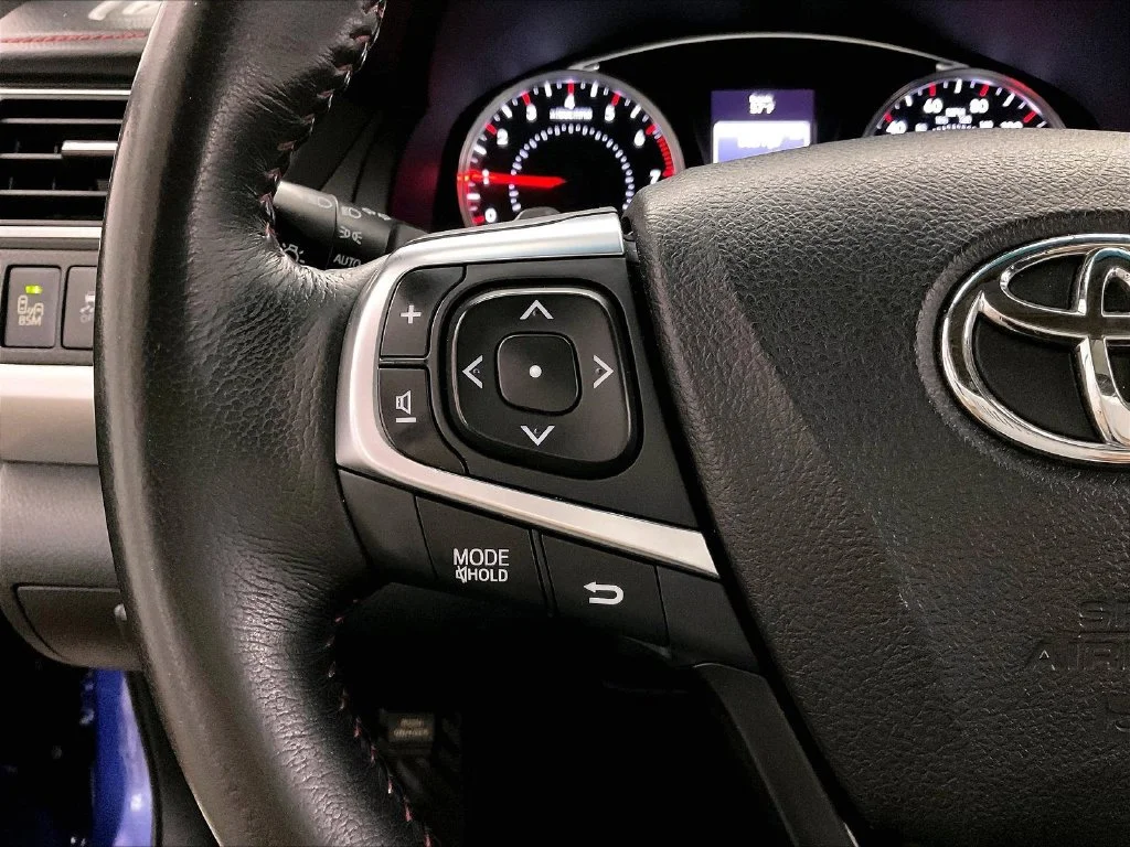 Used 2016 Blue Toyota XSE V6 image 22