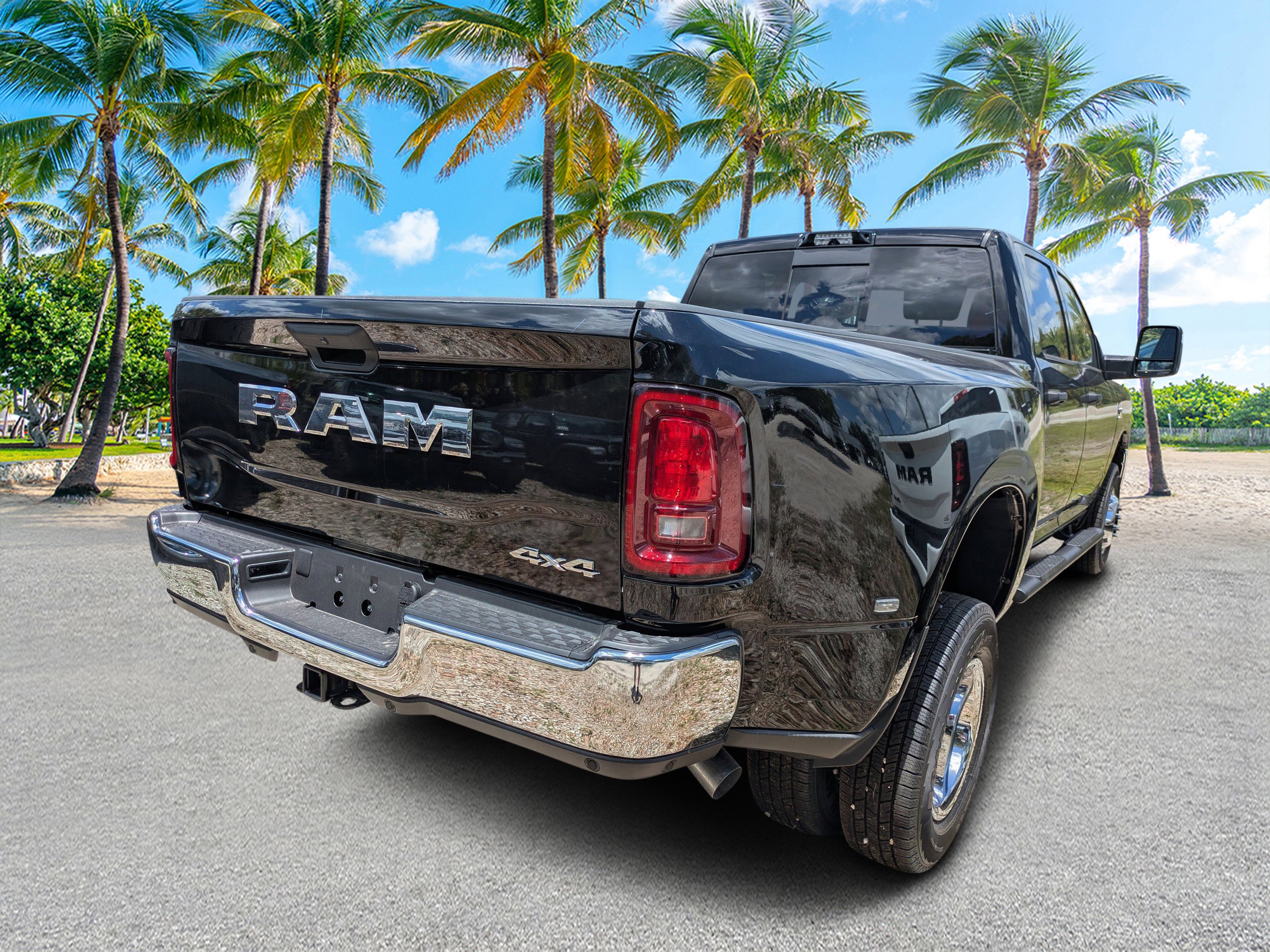 New 2026 Diamond Black Crystal Pearl-Coat Exterior Paint RAM Tradesman image 2