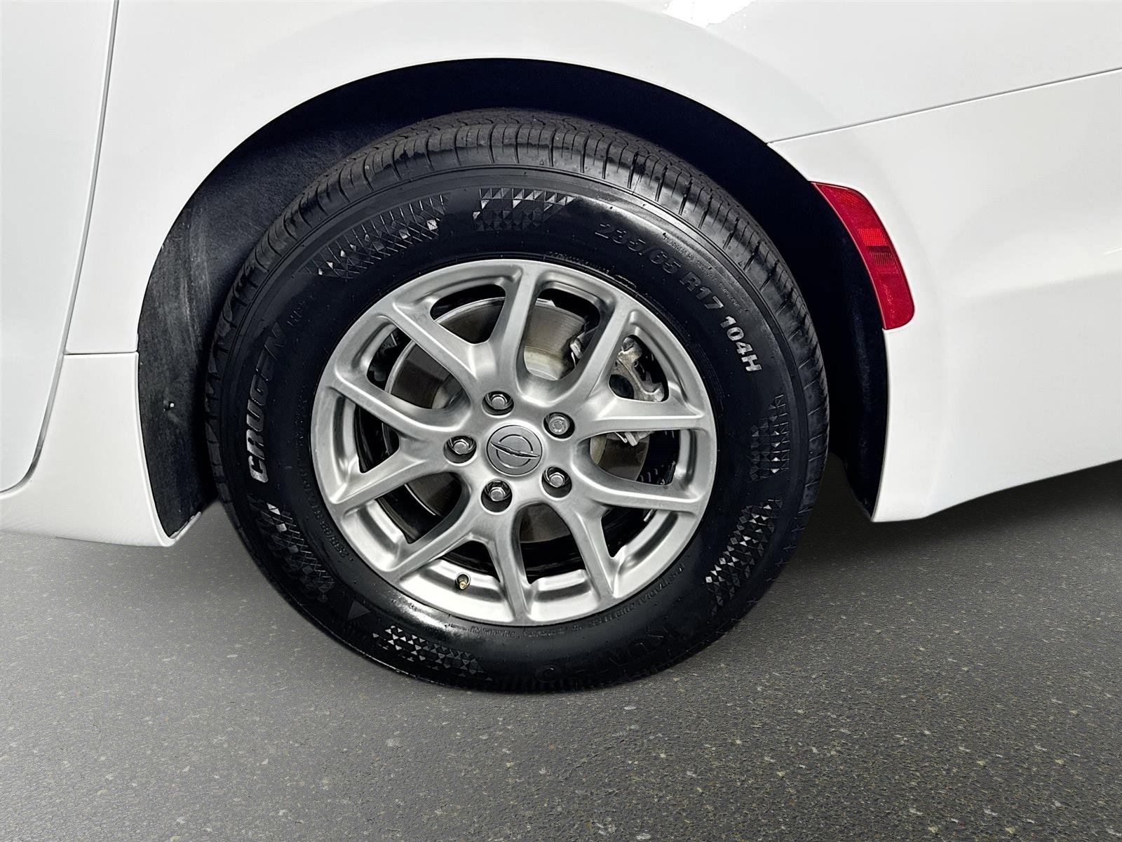 Used 2021 Bright White Clearcoat Chrysler Touring image 30