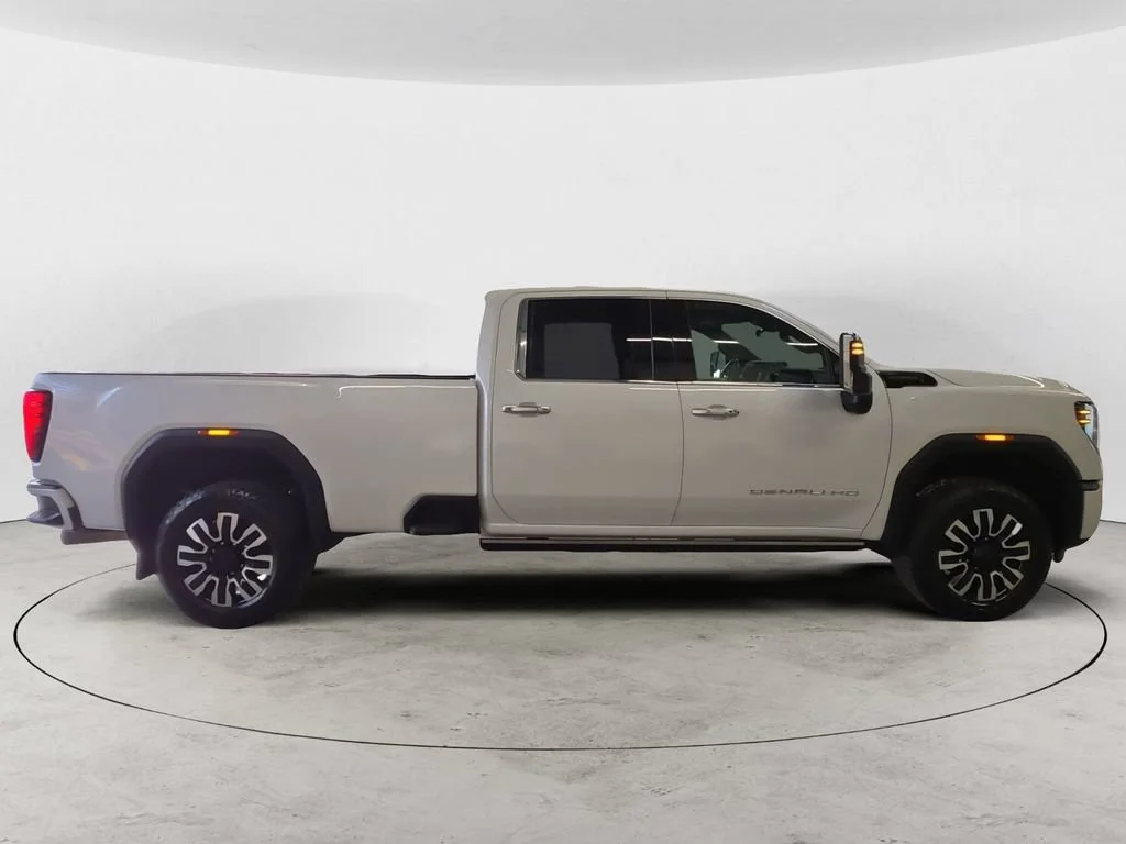 Used 2025 White Frost Tricoat GMC Denali Ultimate image 4