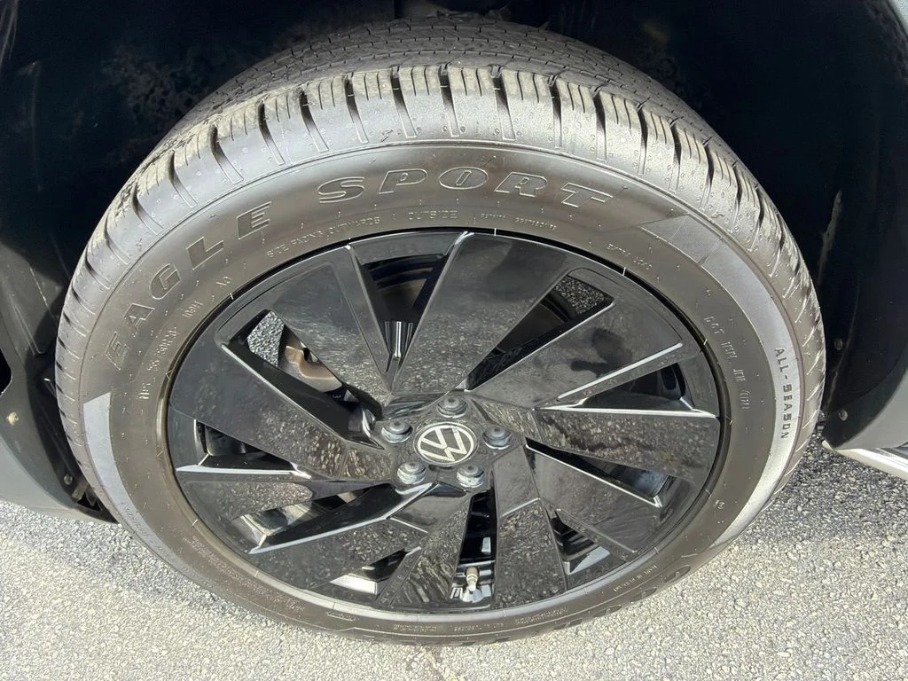 Used 2024  Volkswagen 2.0T SE w/Technology image 11