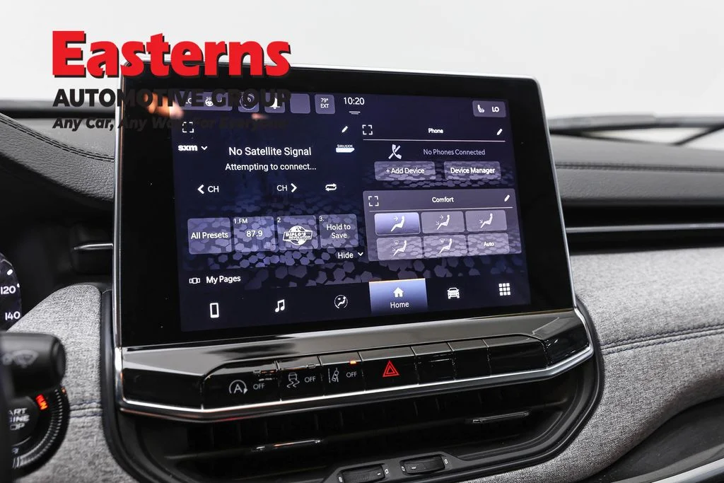 Used 2022 White Jeep Latitude image 19