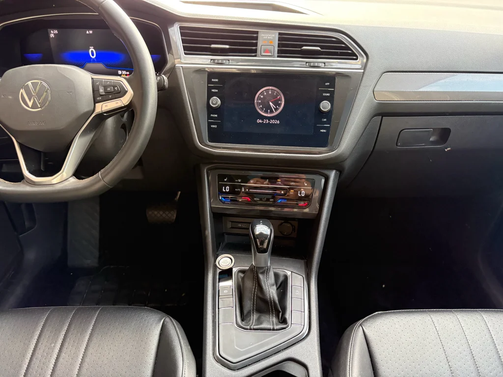 Used 2022 Pure White Volkswagen SE image 12