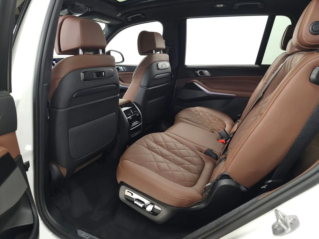 Used 2025 White BMW xDrive40i image 38