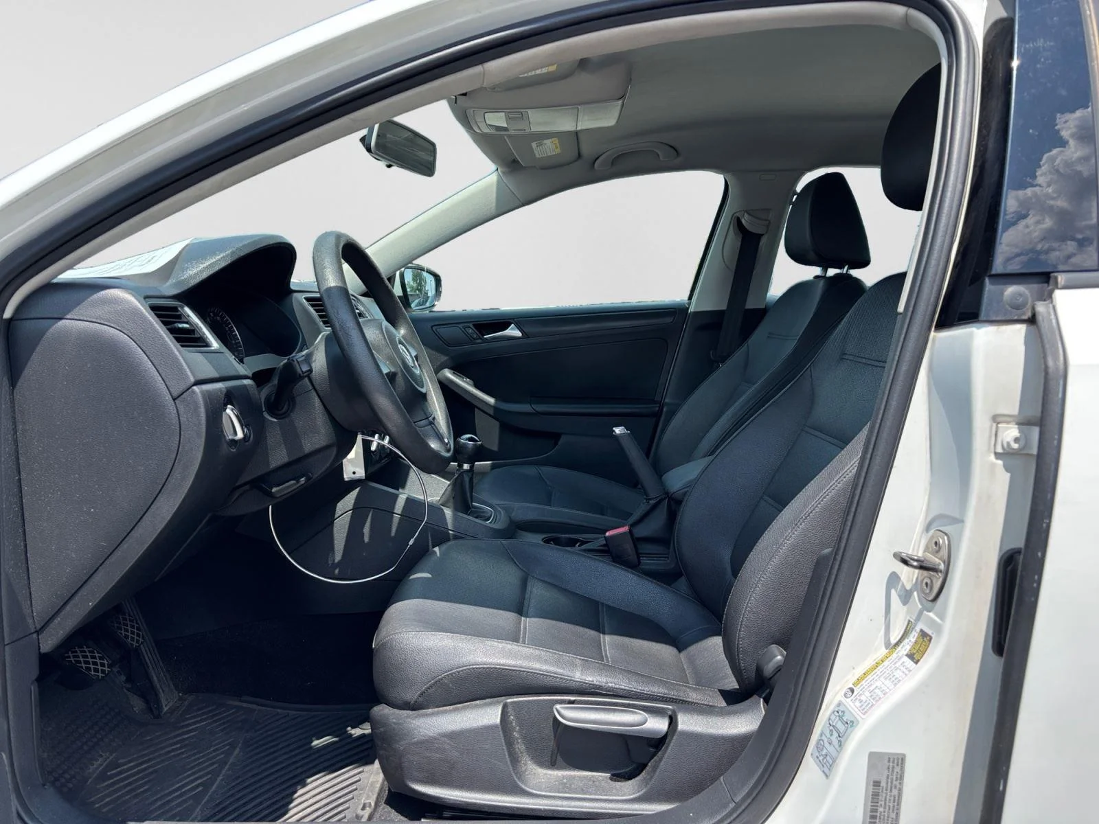 Used 2012 Candy White Volkswagen SE image 8