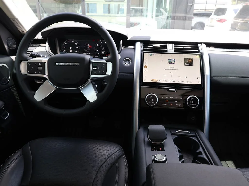 Used 2024 White Land Rover S image 25