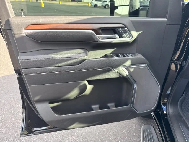 Used 2025 Onyx Black GMC Denali image 12
