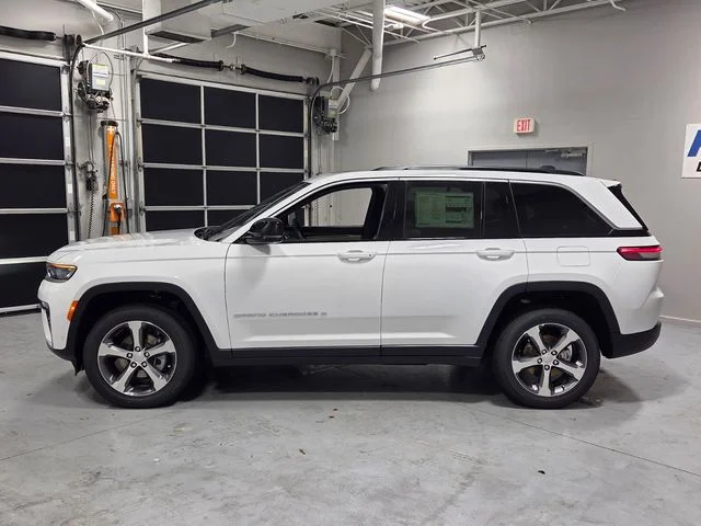 New 2026 Bright White Clear-Coat Exterior Paint Jeep Limited image 4