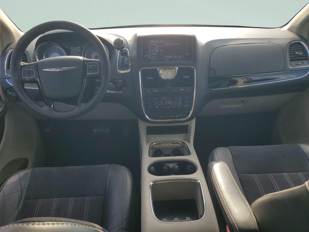 2014 Chrysler Town & Country Touring-L - Photo 11