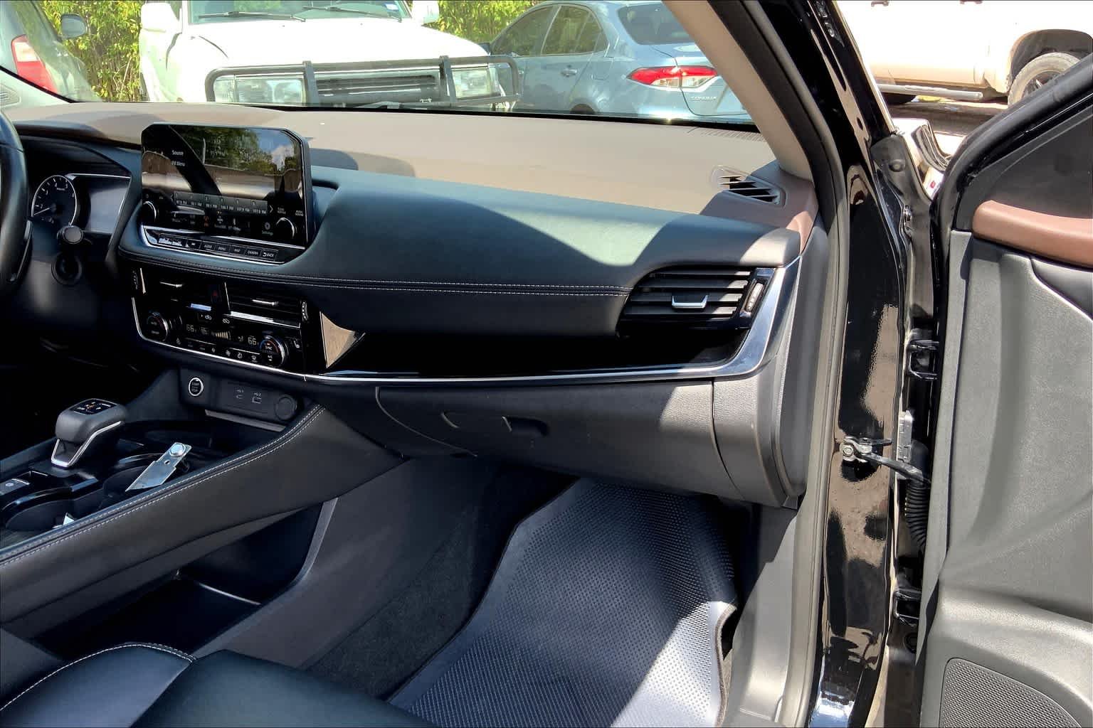 Used 2023 Super Black Nissan SL image 18