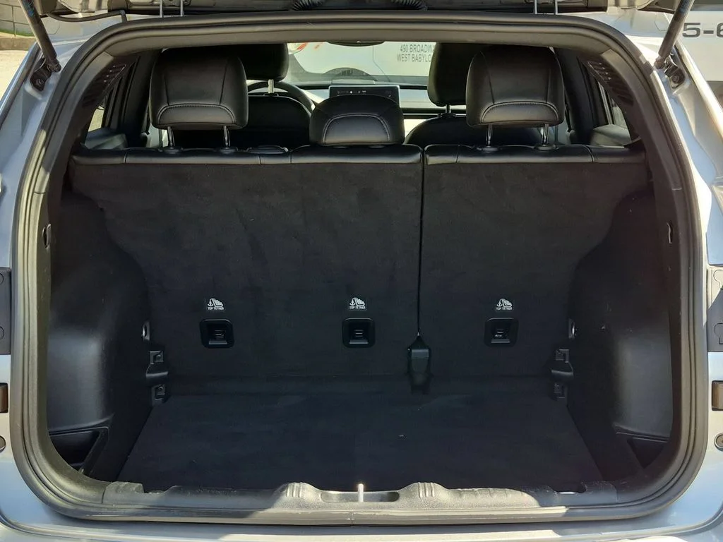 Used 2023 Silver Jeep Latitude image 6