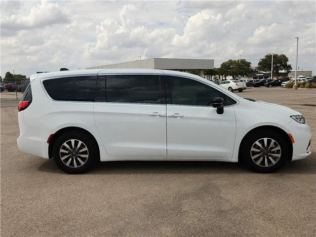 Used 2024 White Chrysler Select Front-Wheel Drive Passenger image 5