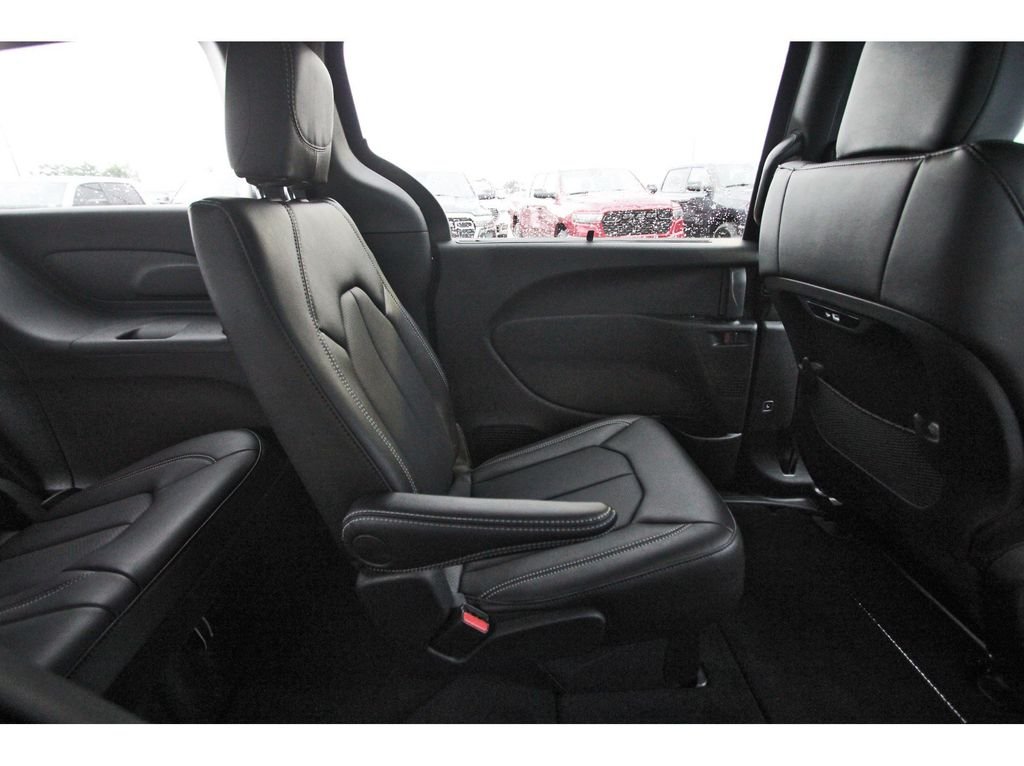New 2027 Diamond Black Crystal Pearl-Coat Exterior Paint Chrysler Select image 10