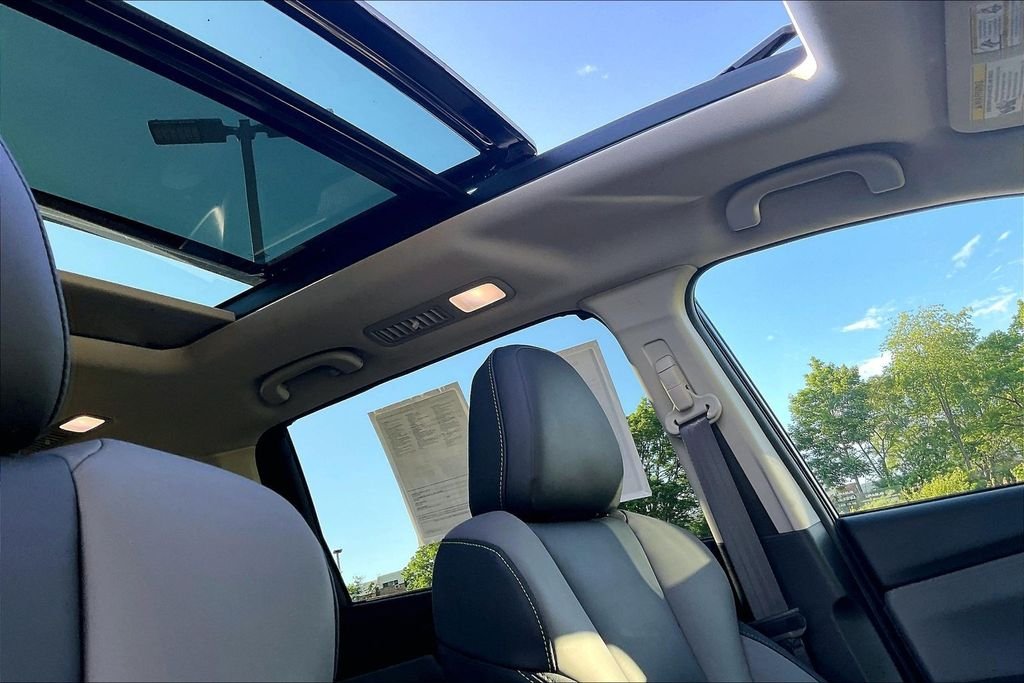 Used 2025 White Subaru Onyx Edition image 22