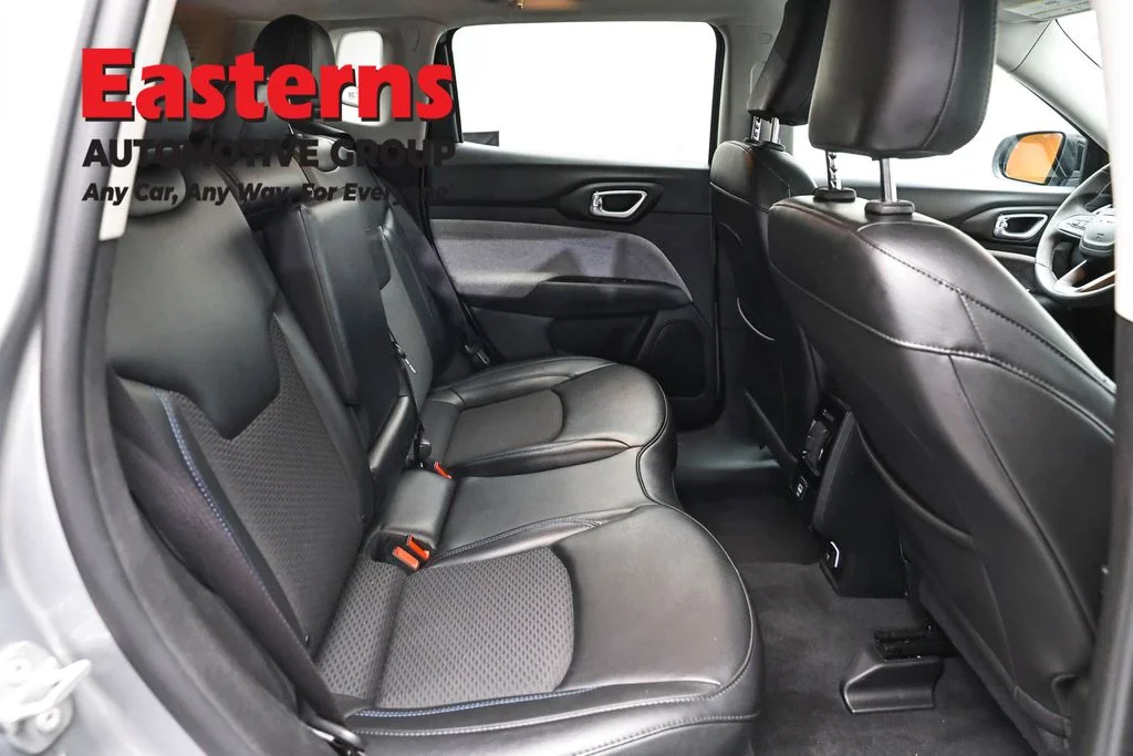 Used 2022 Silver Jeep Latitude image 22