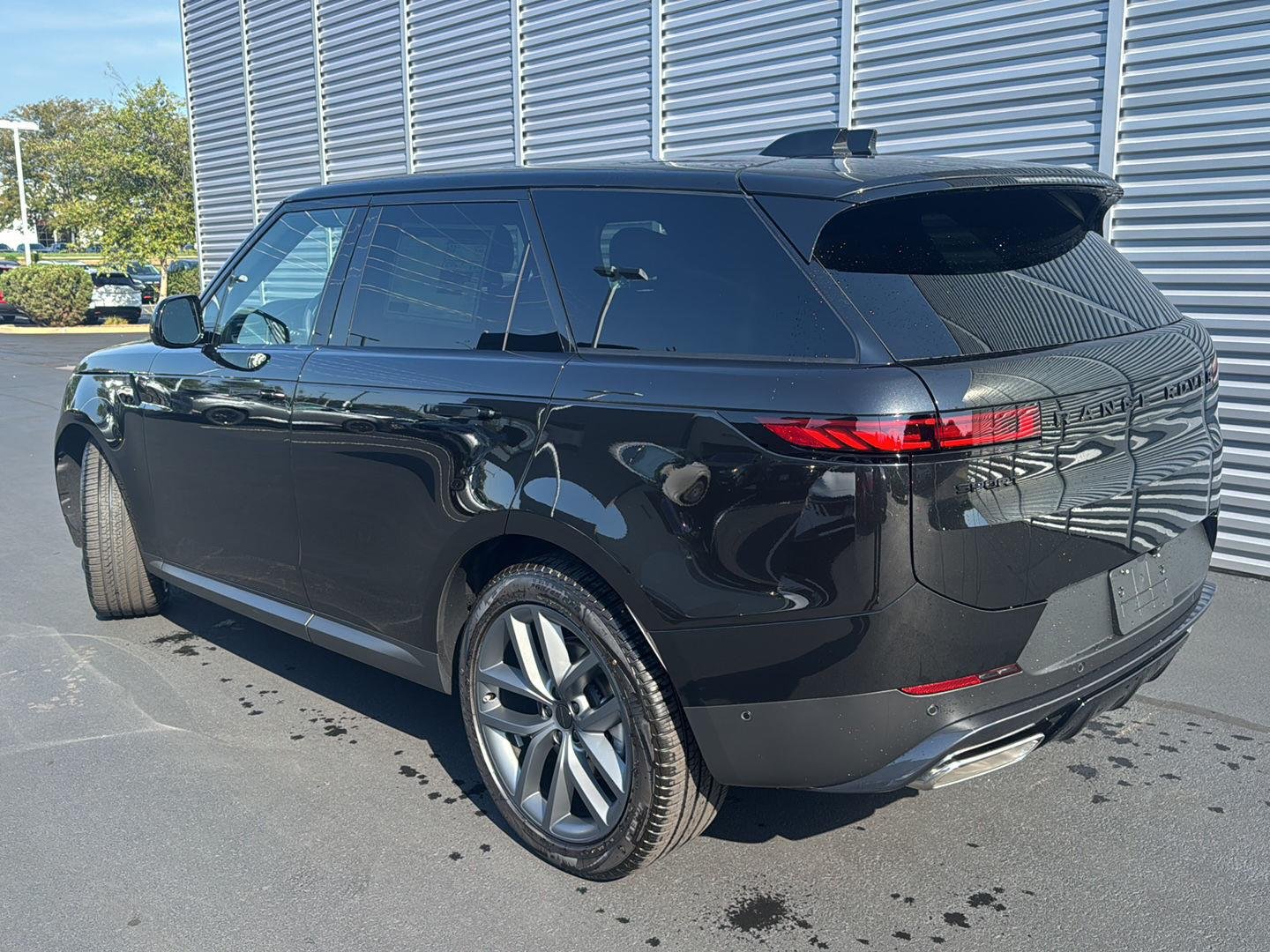New 2027 Santorini Black Land Rover SE image 3