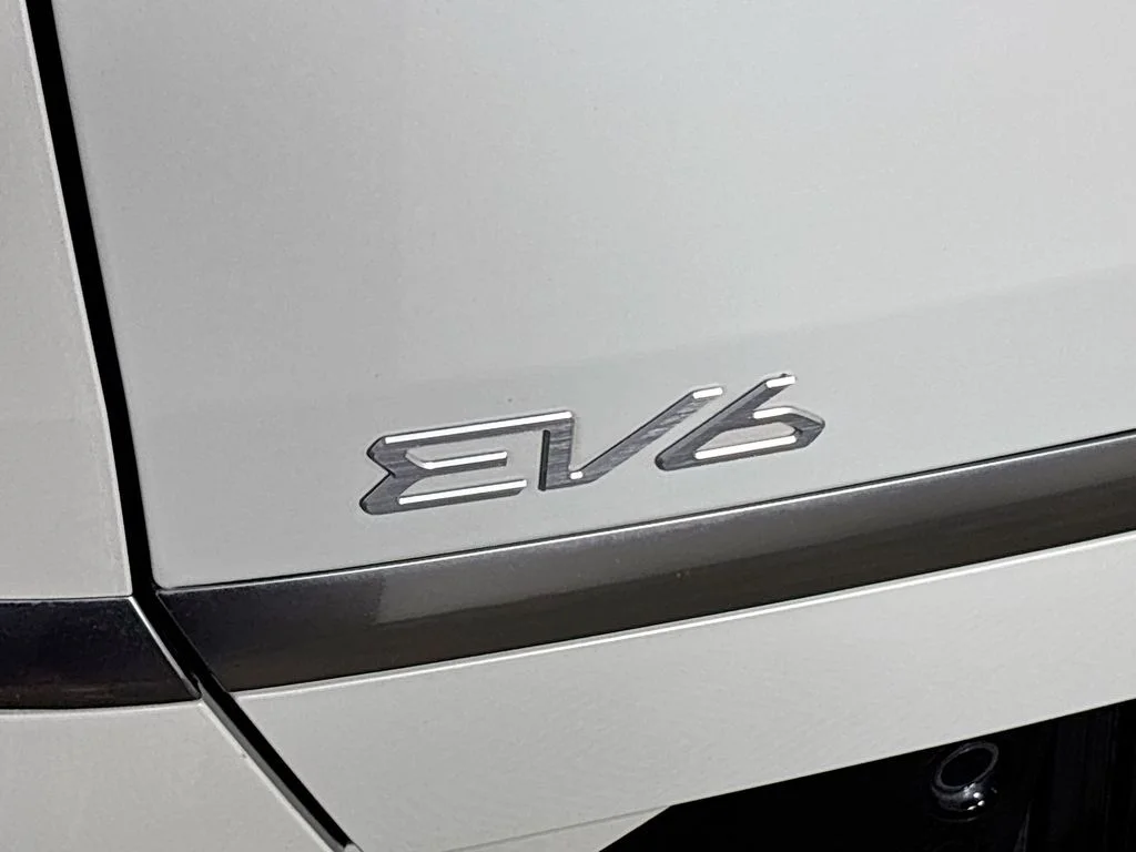 Used 2022 White Kia Wind image 24