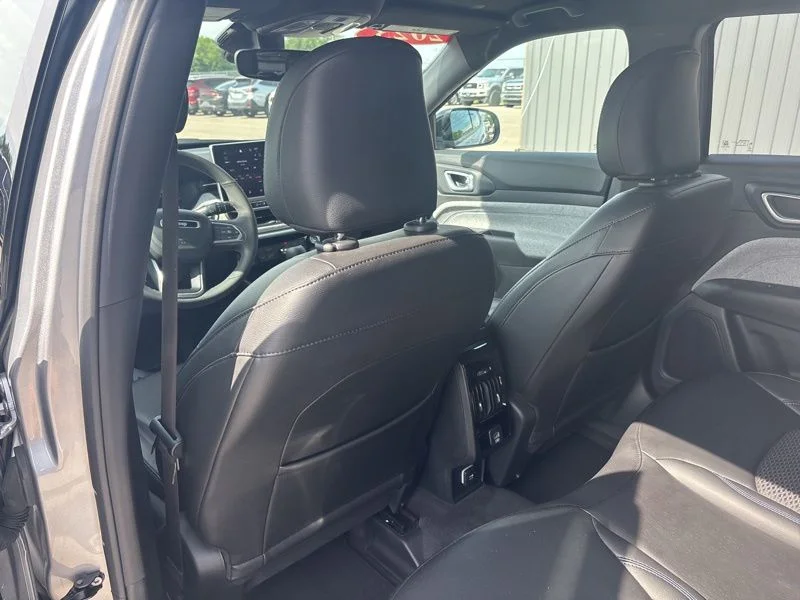 Used 2023 Silver Jeep Latitude image 19