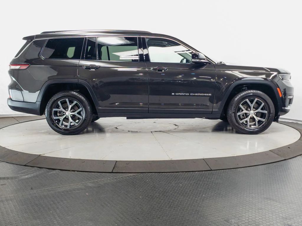 Used 2023 Rocky Mountain Pearlcoat Jeep Limited image 30