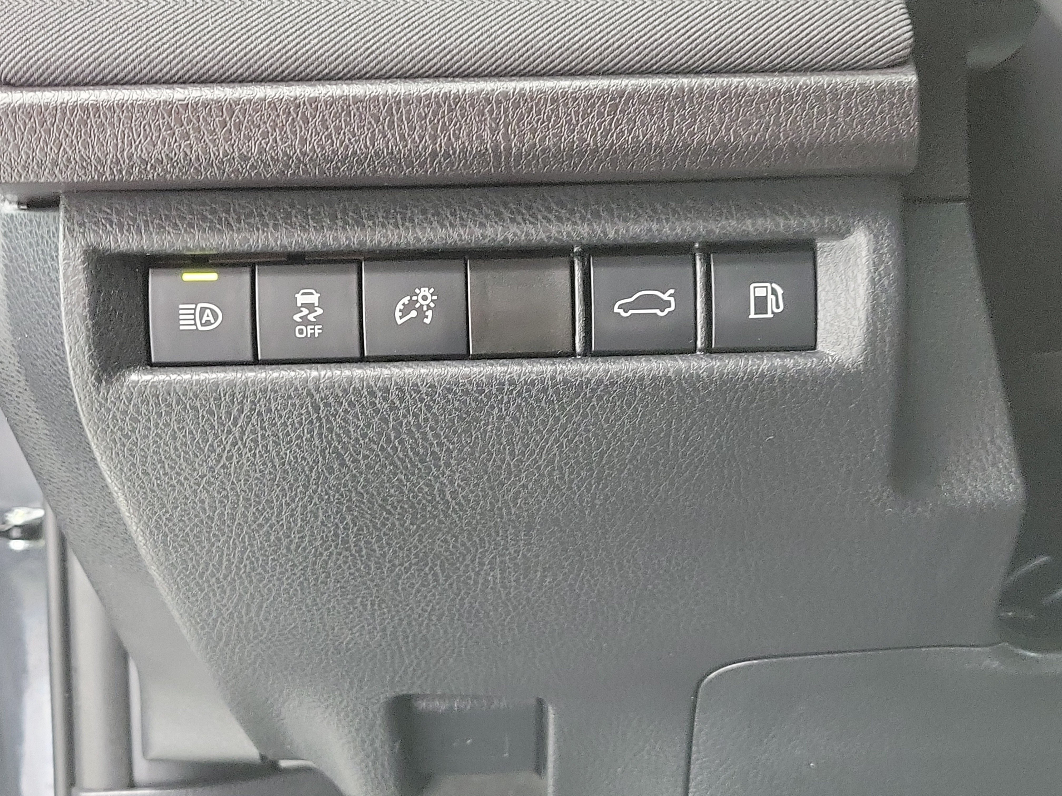 Used 2025 Underground Toyota LE image 32