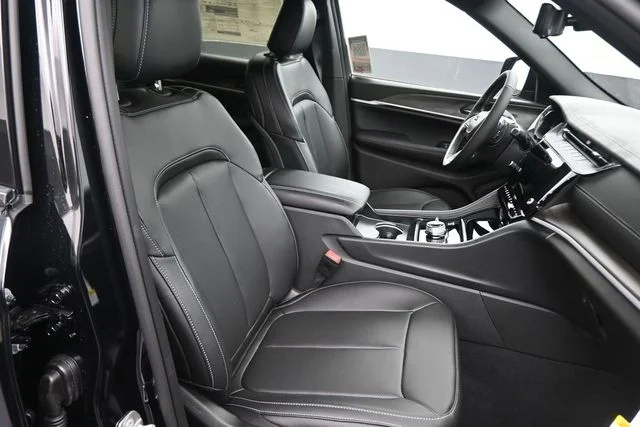 New 2026 Diamond Black Crystal Pearlcoat Jeep Limited image 21
