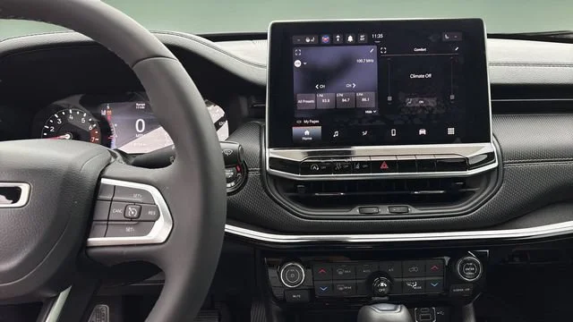 Used 2023  Jeep Altitude image 19