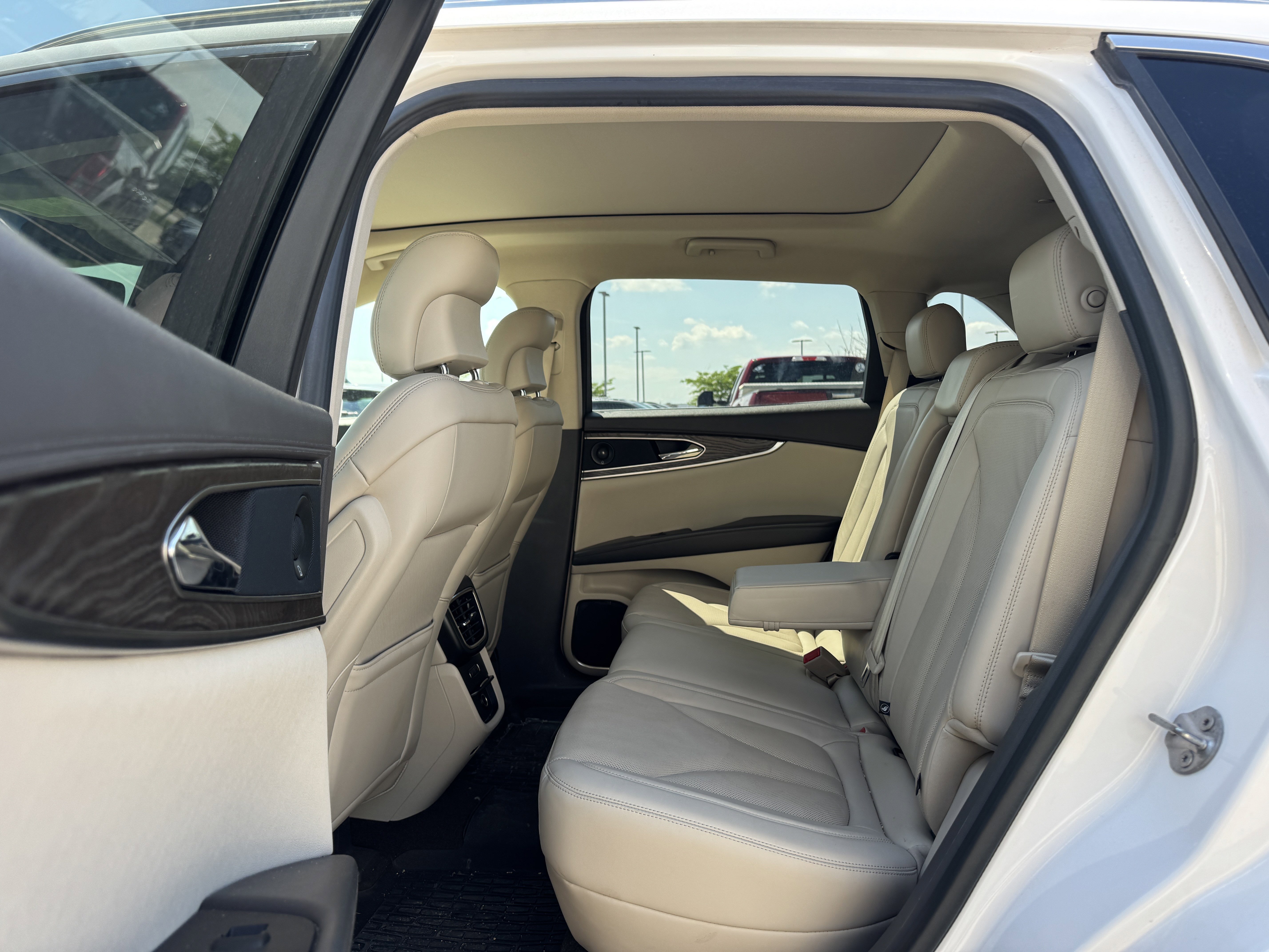 Used 2019 White Platinum Metallic Tri-Coat Lincoln Reserve image 6