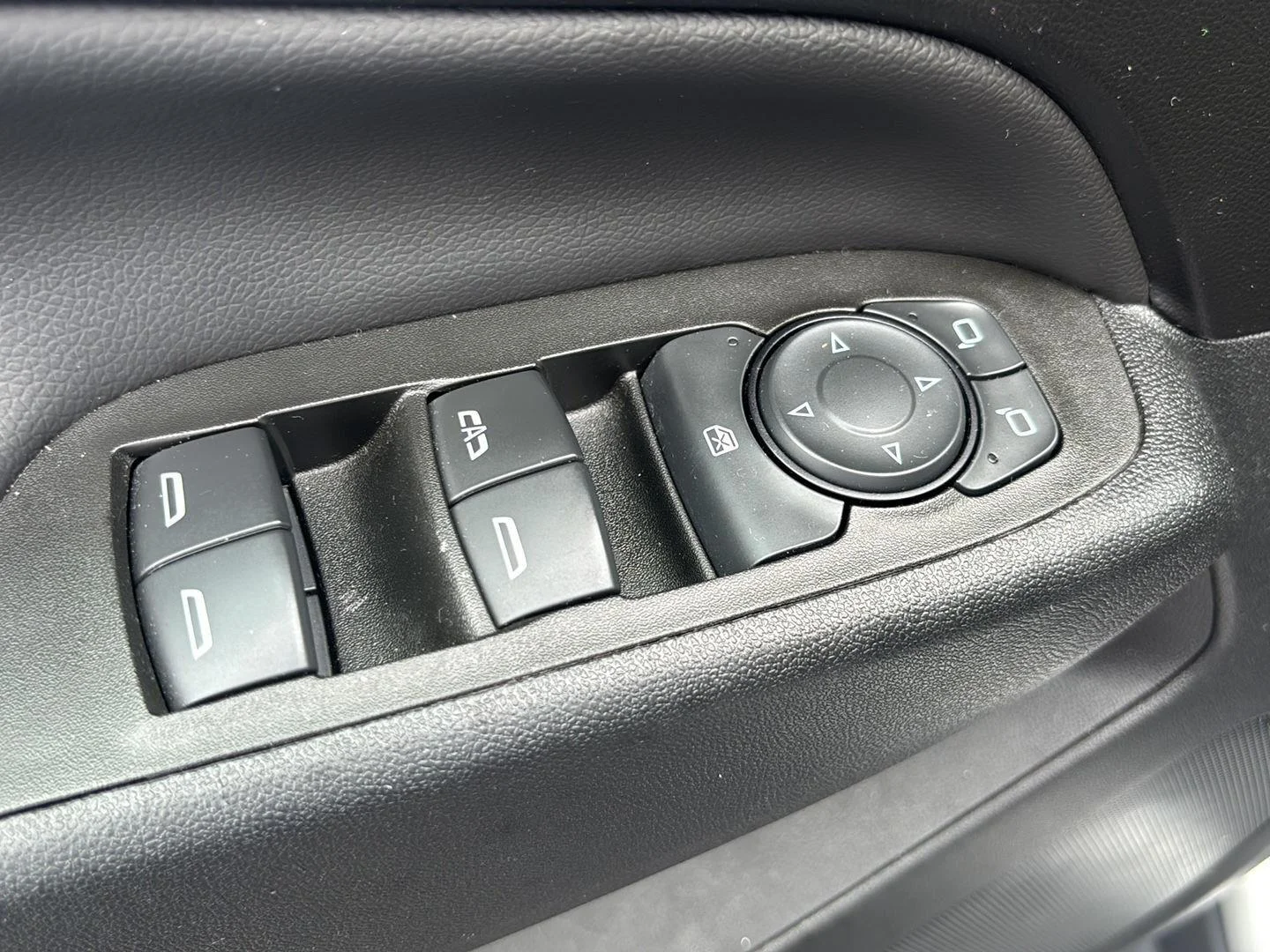 Used 2022 Silver Ice Metallic Chevrolet LT image 6