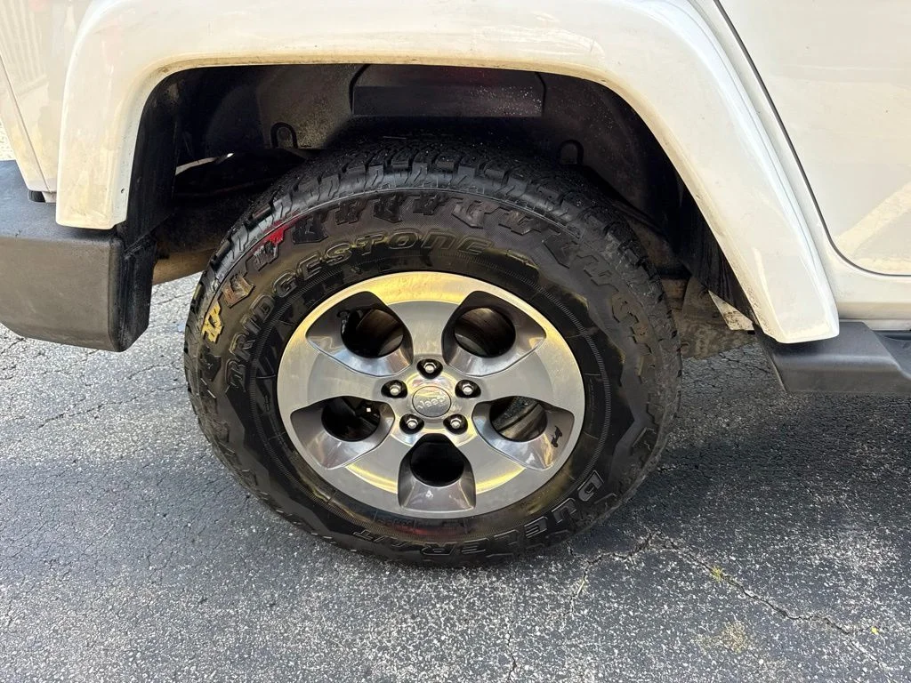 Used 2017  Jeep Unlimited Sahara image 7