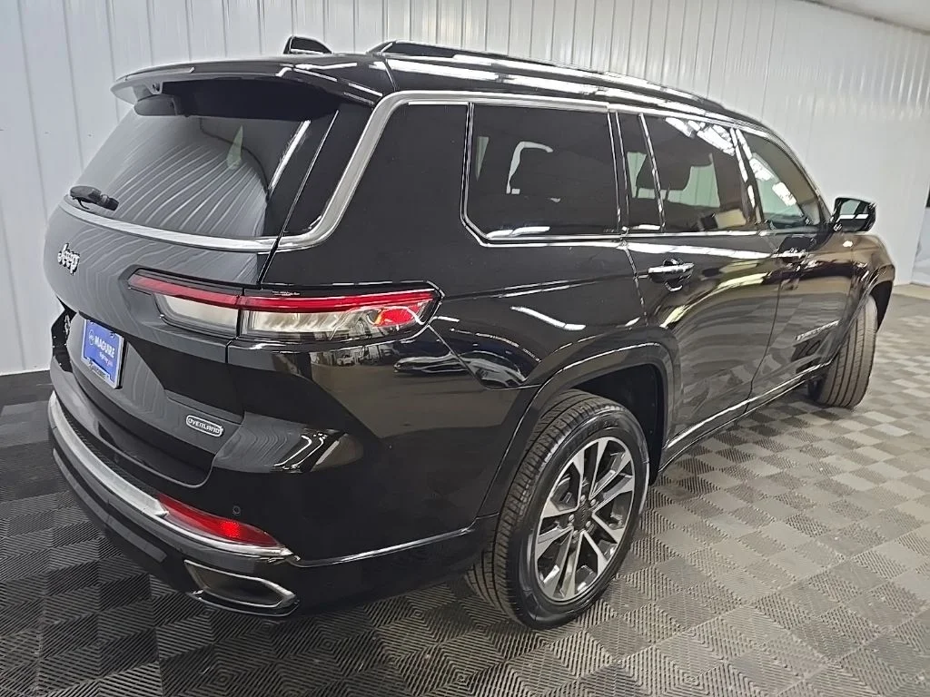 Used 2021 Diamond Black Jeep Overland image 10
