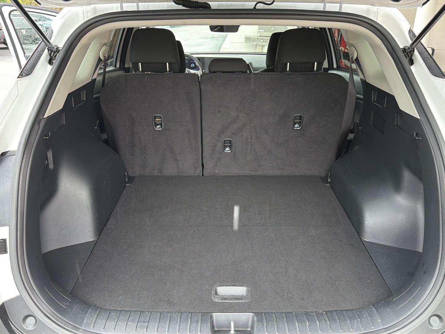 Used 2025 Glacial White Pearl Kia LX image 31