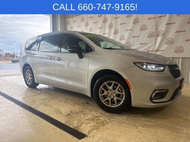 Used 2024 Chrysler Pacifica Touring L with VIN 2C4RC1BG4RR154678 for sale in Kansas City