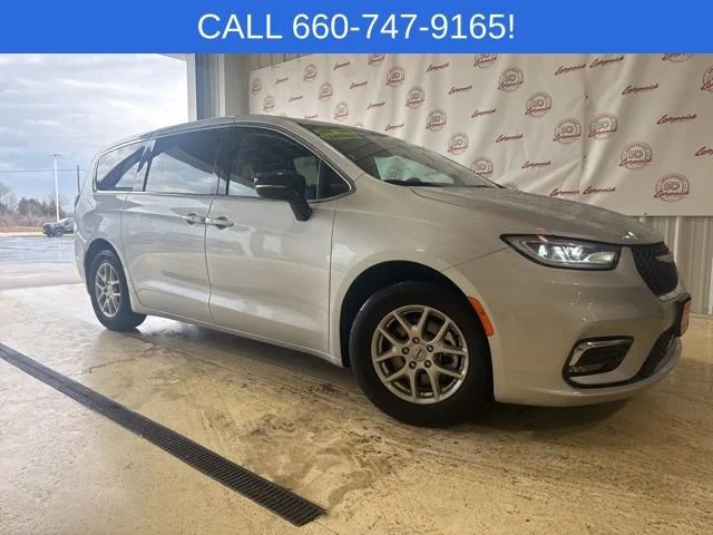 Used 2024 Chrysler Pacifica Touring L with VIN 2C4RC1BG4RR154678 for sale in Kansas City